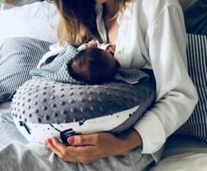 Jak uszyć uroczą kurę do karmienia – krok po kroku