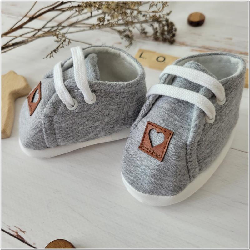 Jakie buty dla niemowląt wybrać na pierwsze kroki?