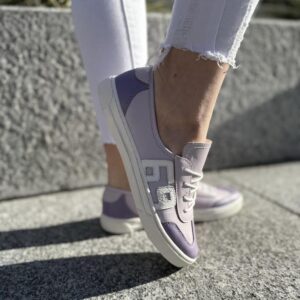 Jakie buty idealnie dopełnią lawendową sukienkę?