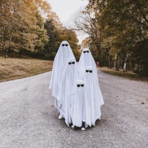 Prosty sposób na stworzenie efektownego stroju ducha na Halloween