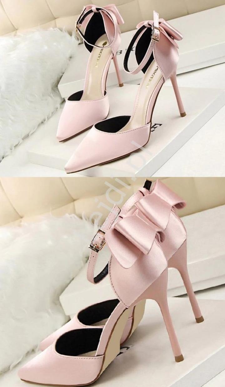 Jak dobrać buty do sukienki