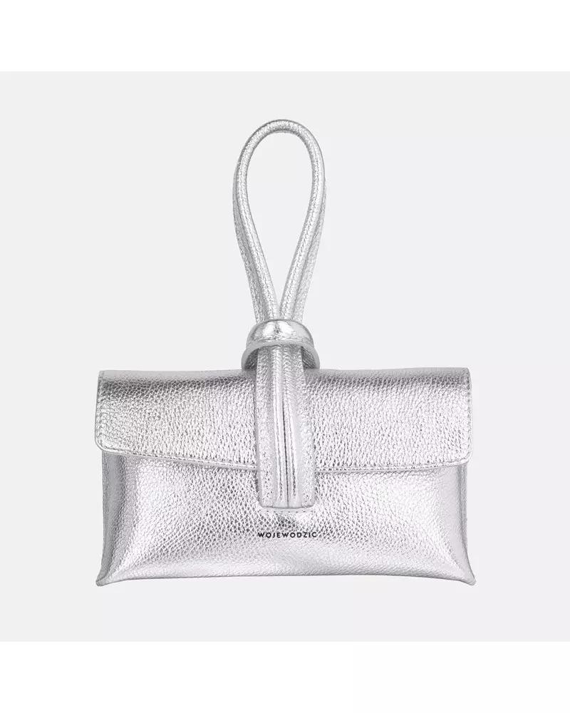 Modne dodatki do srebrnych butów i torebki