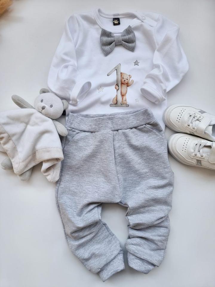 Idealny rozmiar na roczek dla chłopca – jak dobrze trafić w wybór ubrania?