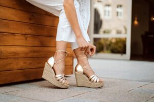 Jakie spodnie pasują do butów na koturnie? Przewodnik po idealnych stylizacjach