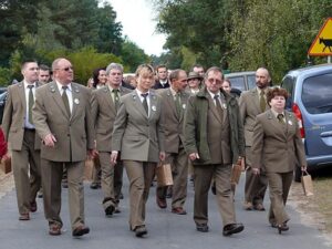 Twój własny leśniczy: jak zaprojektować i wykonać idealny strój leśniczego
