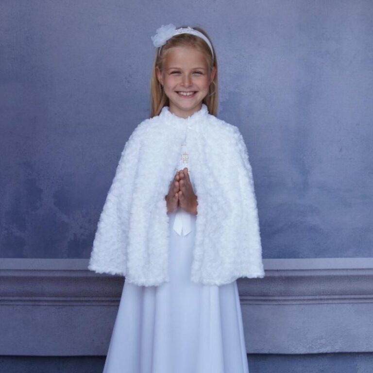 Zrób to sama: jak uszyć piękną pelerynkę komunijną krok po kroku