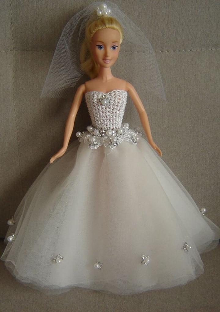 Szycie sukni ślubnej dla Barbie